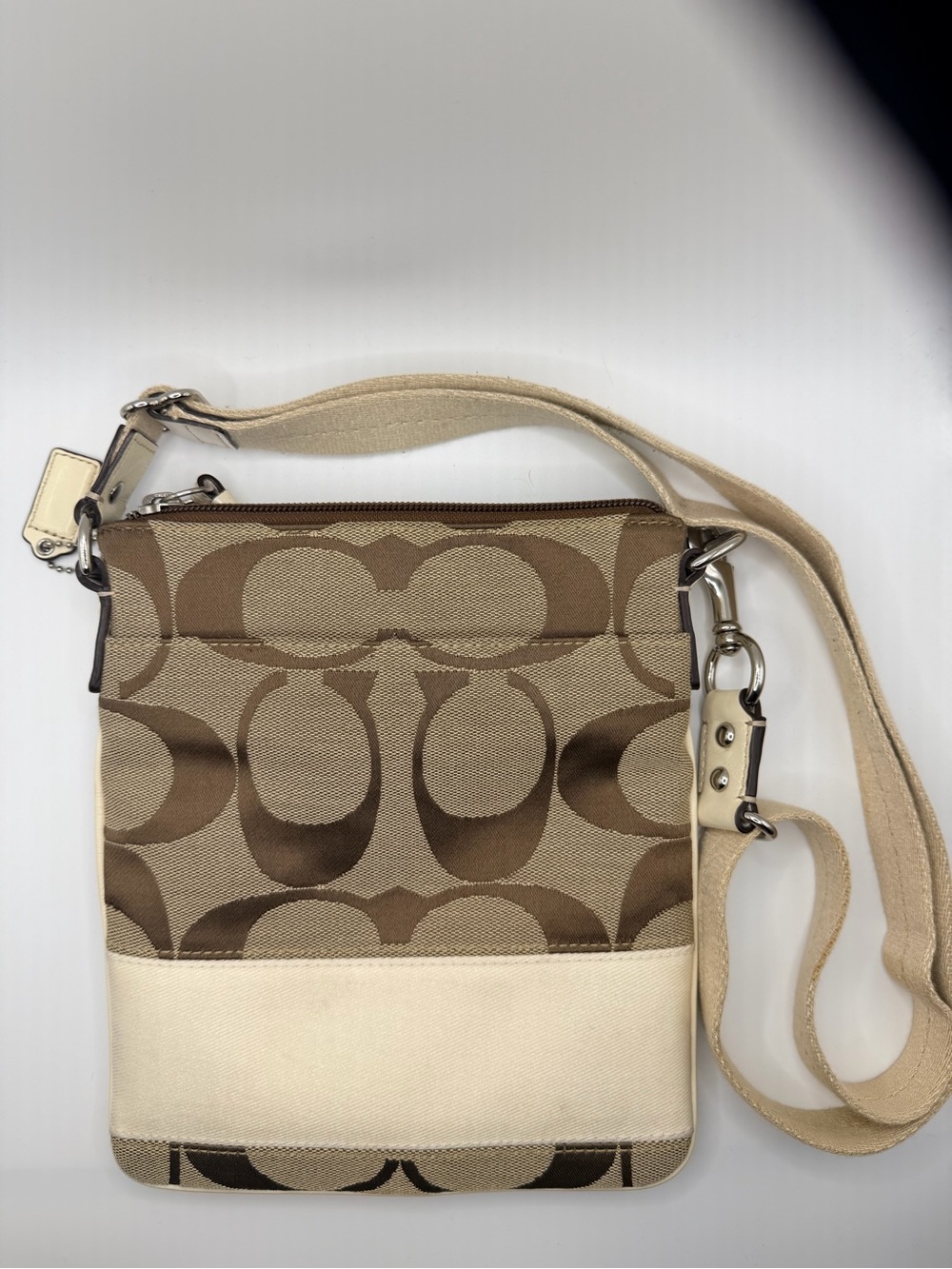 This Coach Signature 10129 swingpack